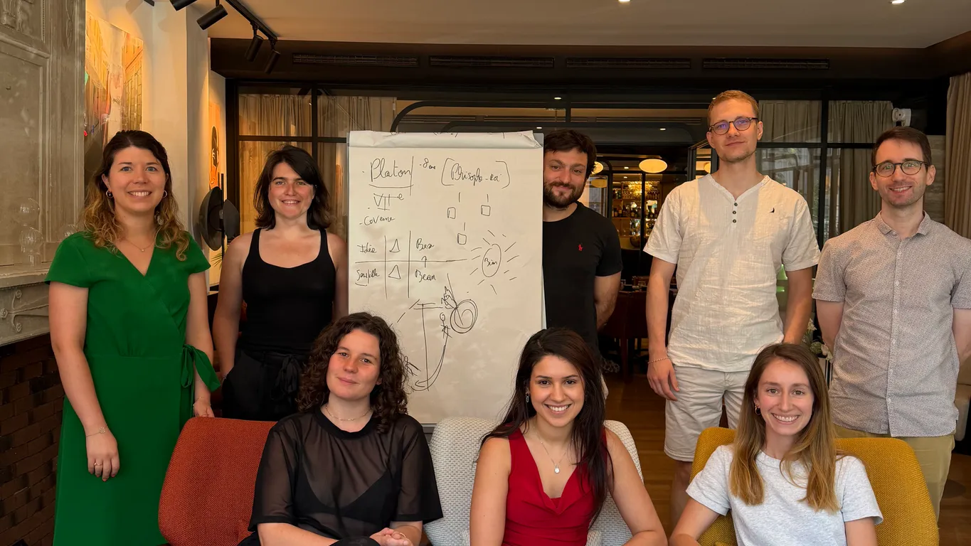Groupe de participants réunis lors d’un Café Philo organisé par le Bordeaux Book Club à Bordeaux.